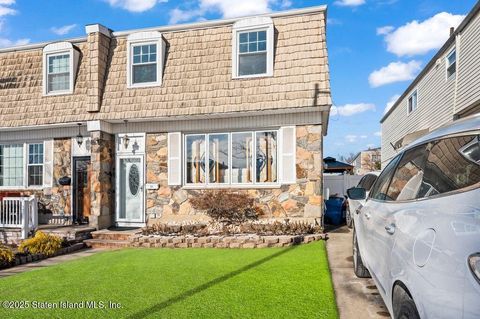 Photo of 53 Plymouth Road, Staten Island, NY 10314 (MLS # 2500411)