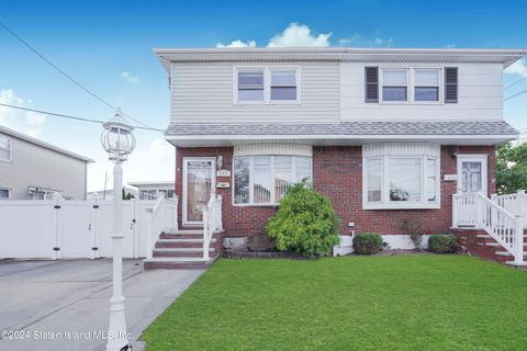 Photo of 482 Naughton Avenue, Staten Island, NY 10305 (MLS # 2405820)