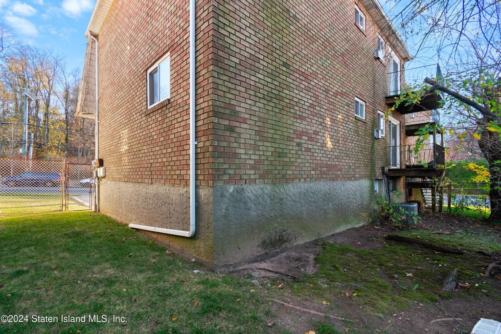 Photo of 941 Willowbrook Road, Staten Island, NY 10314 (MLS # 2406346)