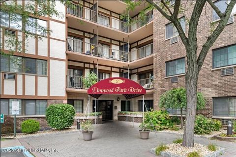 Photo of 2 Elmwood Park Drive #404, Staten Island, NY 10314 (MLS # 2504487)