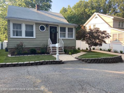 Photo of 8 Dole Street, Staten Island, NY 10312 (MLS # 2401049)