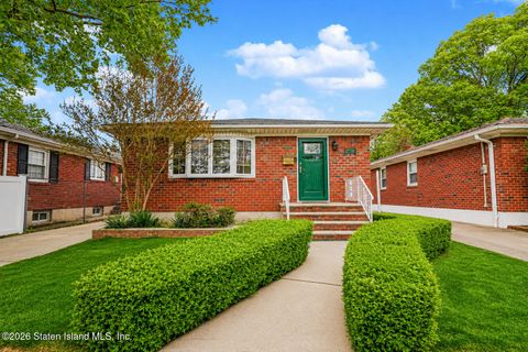 Photo of 185 Reno Avenue, Staten Island, NY 10306 (MLS # 2602609)