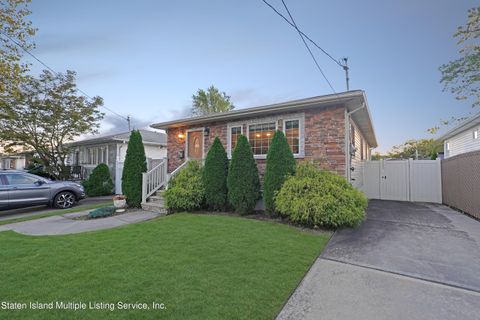 Photo of 168 Woods Of Arden Road, Staten Island, NY 10312 (MLS # 1164923)