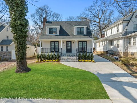 Photo of 8 Starlight Road, Staten Island, NY 10301 (MLS # 2401466)