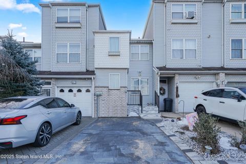 Photo of 28 Lorraine Loop, Staten Island, NY 10309 (MLS # 2500904)