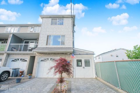 Photo of 31 Elmtree Avenue, Staten Island, NY 10306 (MLS # 2503017)