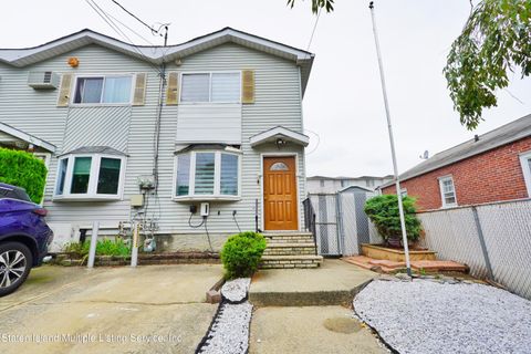 Photo of 211 Roma Avenue, Staten Island, NY 10306 (MLS # 1164582)