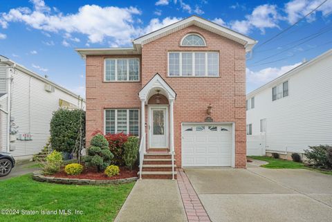 Photo of 257 Kramer Avenue, Staten Island, NY 10309 (MLS # 2402116)