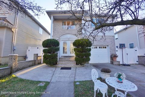 Photo of 382 Loretto Street, Staten Island, NY 10307 (MLS # 1160587)