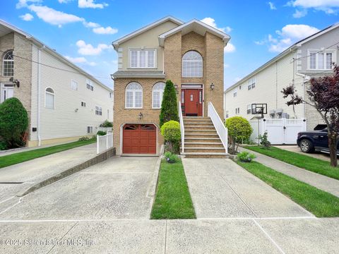 Photo of 1540 Drumgoole Road W, Staten Island, NY 10312 (MLS # 2503045)