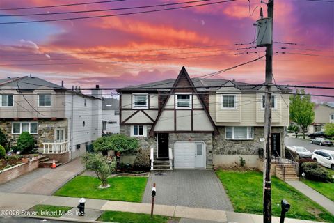 Photo of 700 Gannon Avenue S, Staten Island, NY 10314 (MLS # 2602380)
