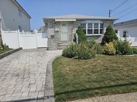 Photo of 191 Lamport Boulevard, Staten Island, NY 10305 (MLS # 1162656)