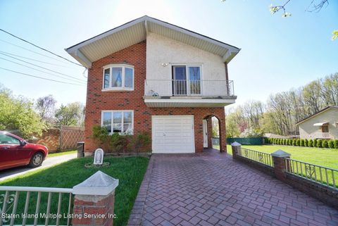 Photo of 20 Latham Place, Staten Island, NY 10309 (MLS # 1154265)