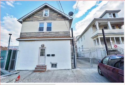 Photo of 698 Henderson Avenue, Staten Island, NY 10310 (MLS # 2601952)