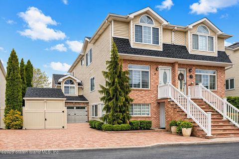 Photo of 24 Darnell Lane, Staten Island, NY 10309 (MLS # 2601176)