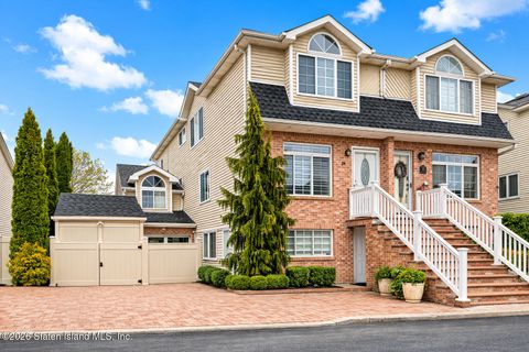 Photo of 24 Darnell Lane, Staten Island, NY 10309 (MLS # 2601176)