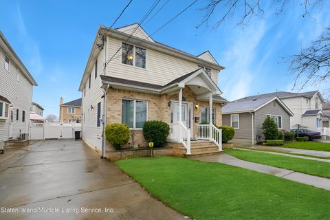Photo of 119 Penn Avenue, Staten Island, NY 10306 (MLS # 2401120)