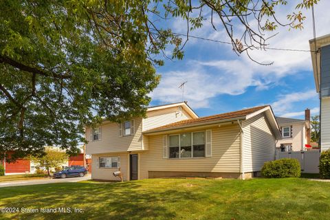 Photo of 985 Manor Road, Staten Island, NY 10314 (MLS # 2405251)