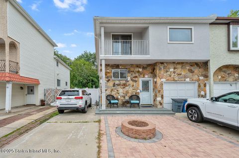 Photo of 71 Goller Place, Staten Island, NY 10314 (MLS # 2505382)