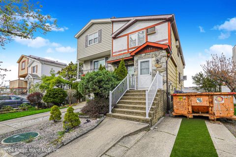 Photo of 101 Travis Avenue, Staten Island, NY 10314 (MLS # 2403331)