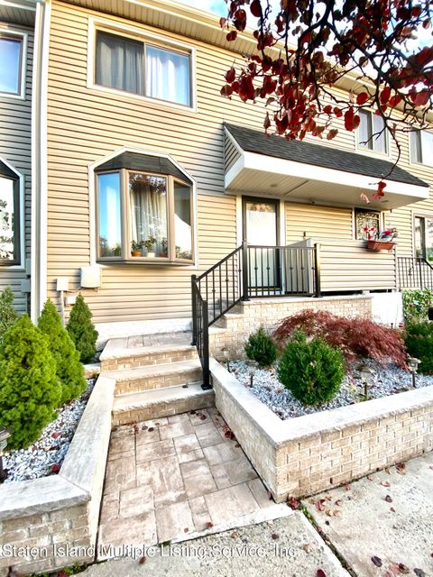 Photo of 17 Wood Court, Staten Island, NY 10309 (MLS # 1160196)
