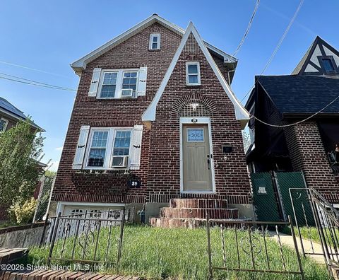 Photo of 39 Brabant Street, Staten Island, NY 10303 (MLS # 2602062)