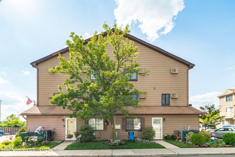 Photo of 96 Lamped Loop #2, Staten Island, NY 10314 (MLS # 2502927)