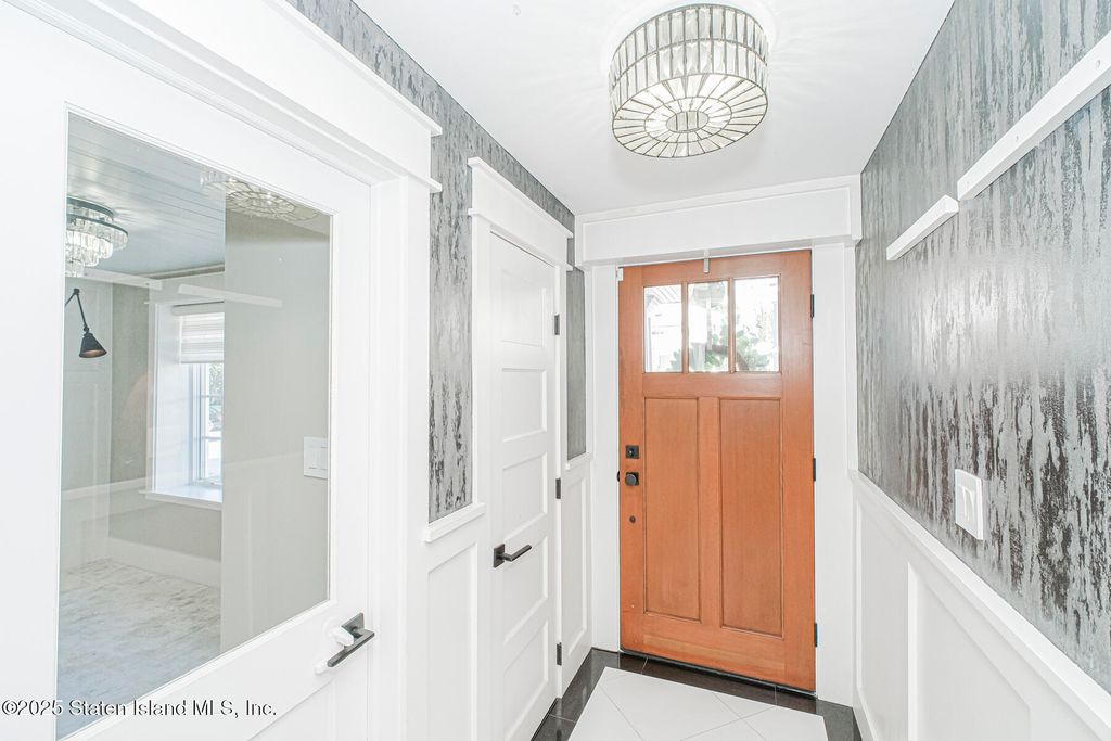 Photo of 122 Kingsley Avenue, Staten Island, NY 10314 (MLS # 2506316)