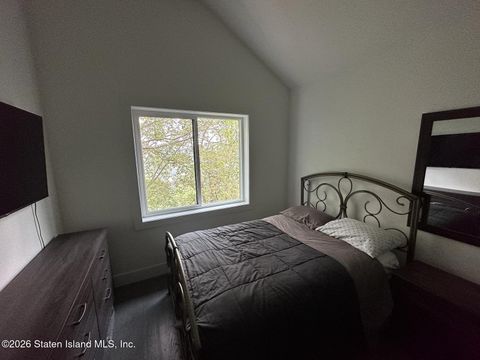 Photo of 33 Ridgefield Avenue, Staten Island, NY 10304 (MLS # 2601498)