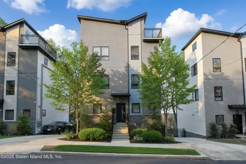 Photo of 33 Ridgefield Avenue, Staten Island, NY 10304 (MLS # 2601498)