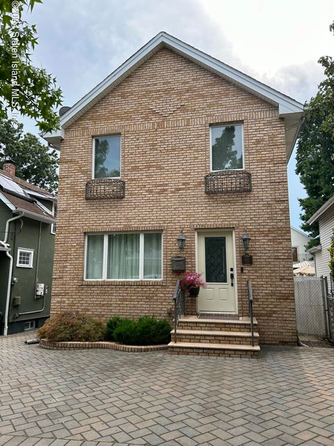 Photo of 500 Yetman Avenue, Staten Island, NY 10307 (MLS # 2404483)