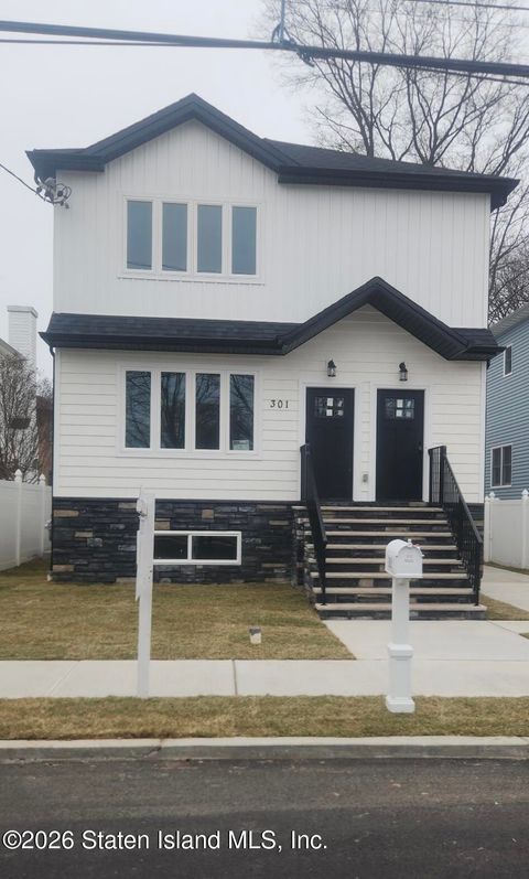 Photo of 301 Sharrott Avenue, Staten Island, NY 10309 (MLS # 2601455)