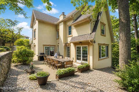 Townhouse For Sale - 8 Diana Trail Trl<br/> Staten Island, NY 10304