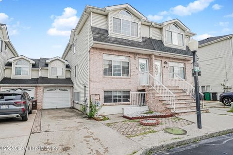 Photo of 155 Darnell Lane, Staten Island, NY 10309 (MLS # 2503064)