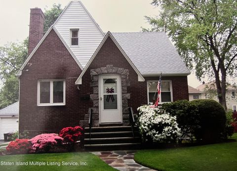 Photo of 204 Bryant Avenue, Staten Island, NY 10306 (MLS # 1161692)