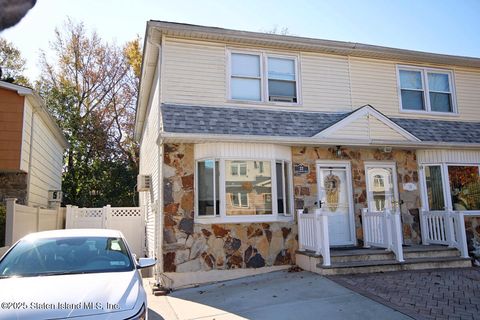 Photo of 22 Tanglewood Drive, Staten Island, NY 10308 (MLS # 2506444)