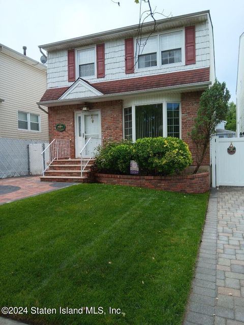 Single Family Residence in Staten Island NY 180 Tanglewood Drive.jpg