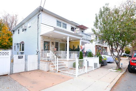 Photo of 76 S Railroad Avenue, Staten Island, NY 10305 (MLS # 2601366)