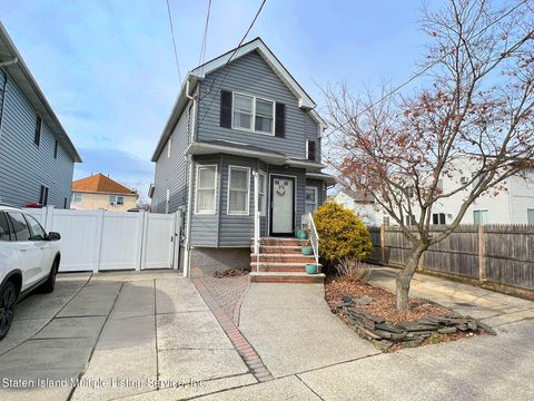 Photo of 32 Derby Court, Staten Island, NY 10302 (MLS # 1160022)