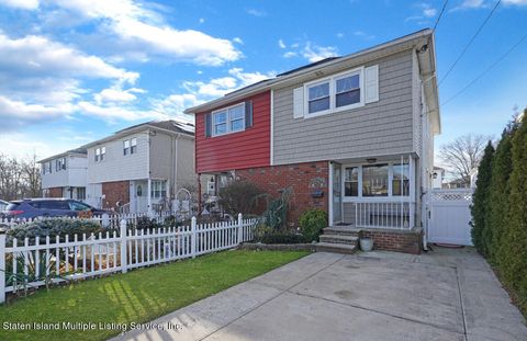 Photo of 34 Xenia Street, Staten Island, NY 10305 (MLS # 2400262)