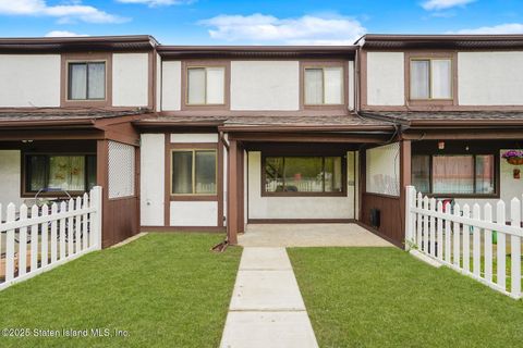 Photo of 132 Parkview Loop Loop, Staten Island, NY 10314 (MLS # 2504139)