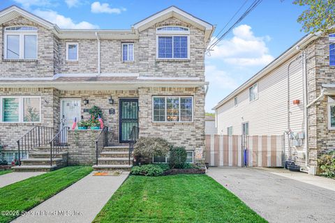 Photo of 236 Queen Street, Staten Island, NY 10314 (MLS # 2505287)