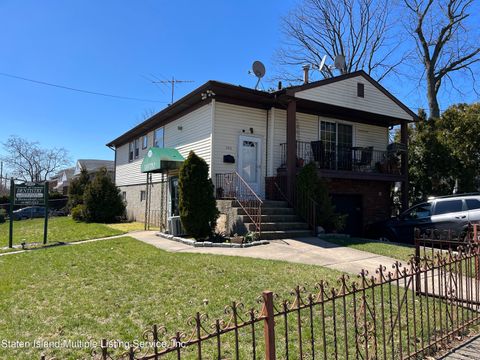 Photo of 2915 Hylan Boulevard, Staten Island, NY 10306 (MLS # 1161100)