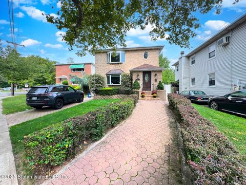 Photo of 483 Steuben Street, Staten Island, NY 10305 (MLS # 2505208)