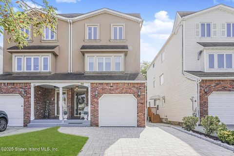 Photo of 98 Cotter Avenue, Staten Island, NY 10306 (MLS # 2505615)