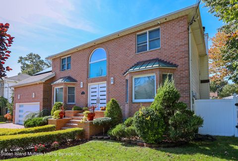 Photo of 44 Fayann Lane, Staten Island, NY 10307 (MLS # 1159810)