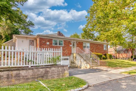Photo of 70 Mathews Avenue, Staten Island, NY 10310 (MLS # 2602167)