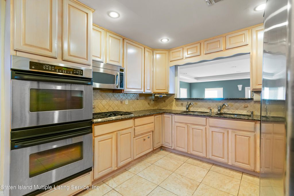 Photo of 167 Sheraden Avenue, Staten Island, NY 10314 (MLS # 1165684)