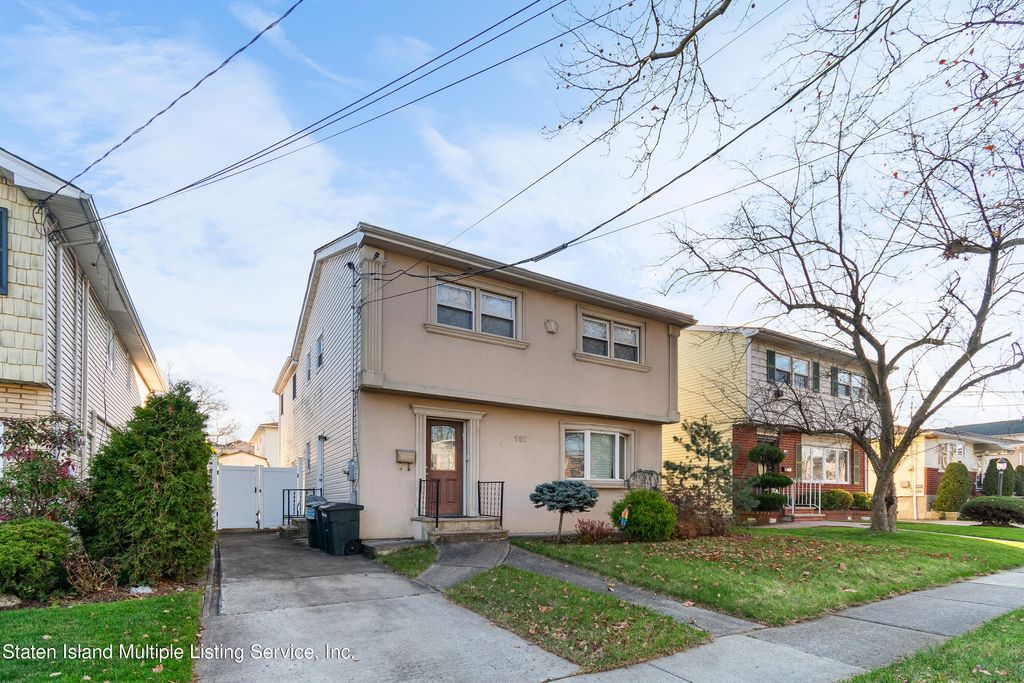 Photo of 167 Sheraden Avenue, Staten Island, NY 10314 (MLS # 1165684)
