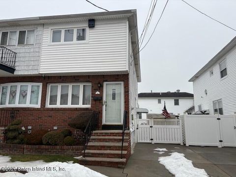 Photo of 161 Spratt Avenue, Staten Island, NY 10306 (MLS # 2600908)
